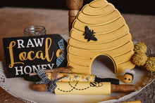 Load image into Gallery viewer, Wooden Bee Sign Set